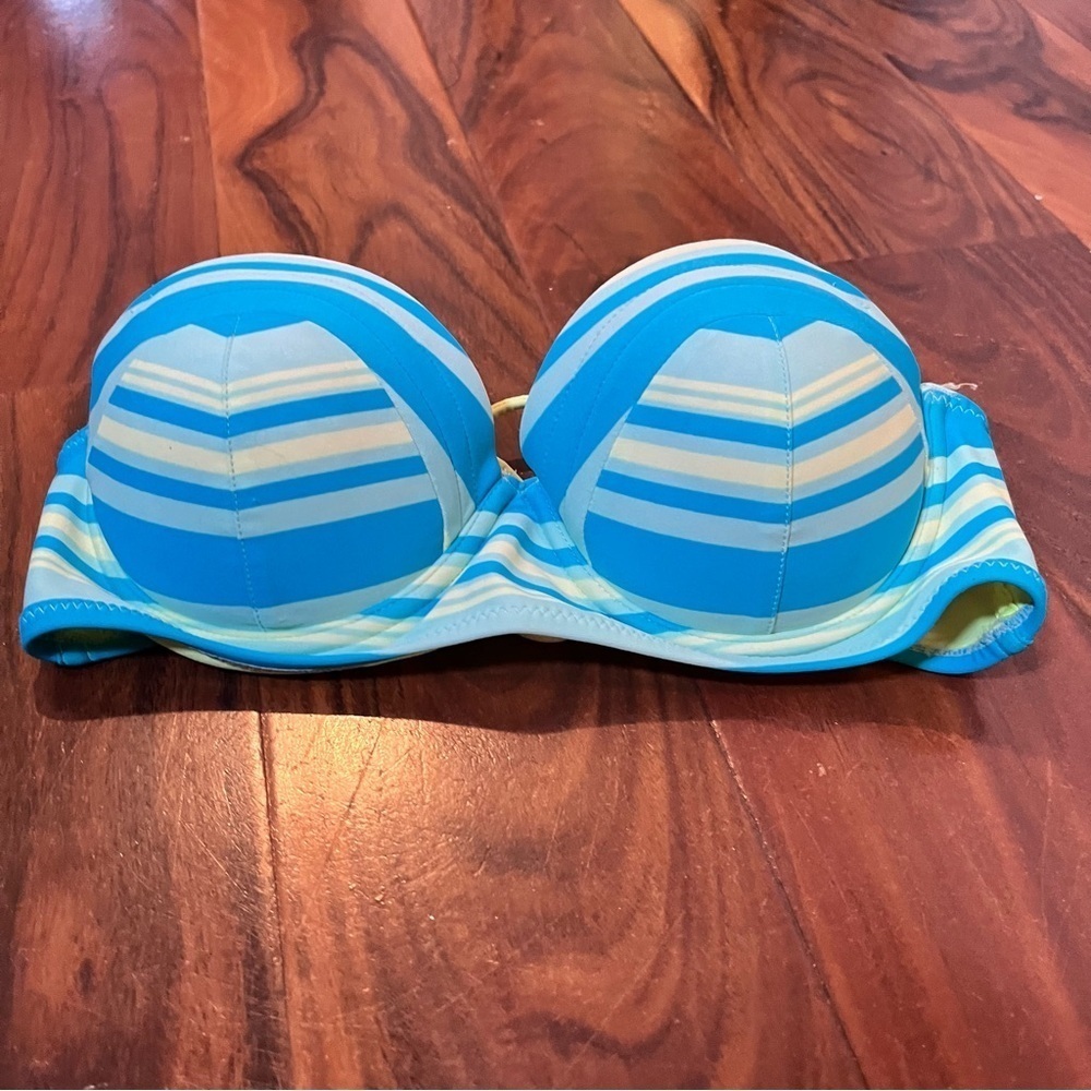 Forever 21 Womens medium striped swimsuit top